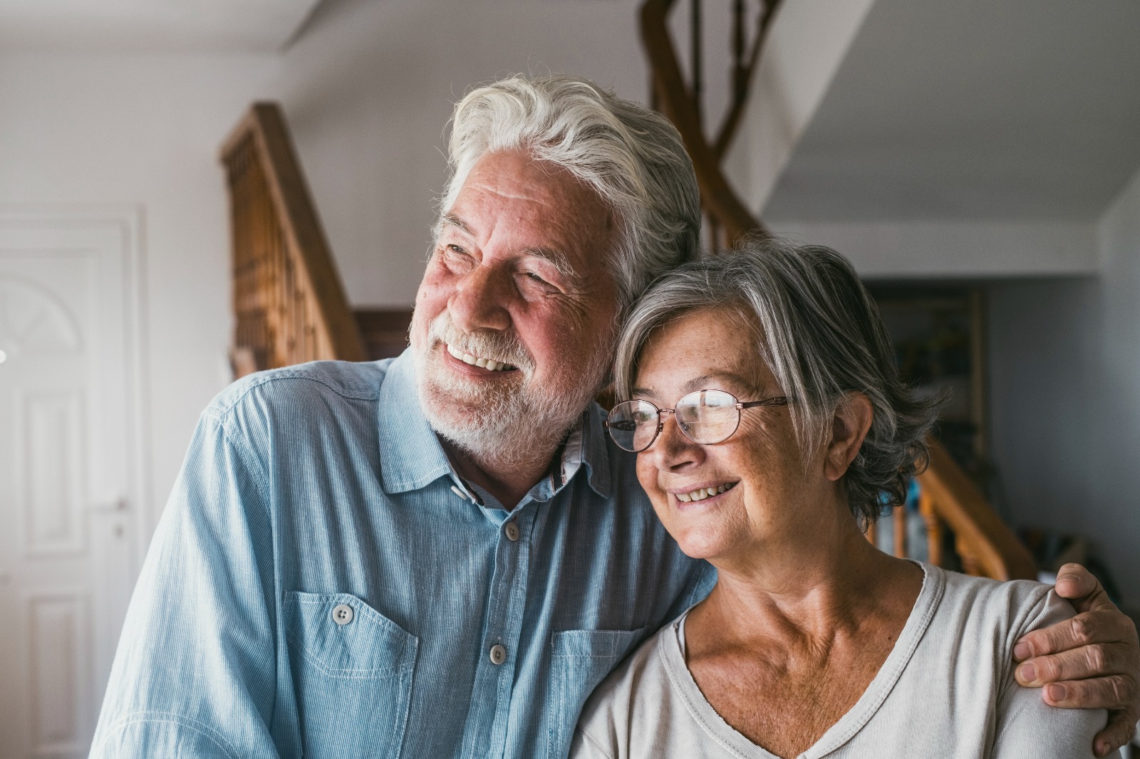 Casal de idosos representando segurados atendidos pelo escritório Torres e Mororó em Direito Previdenciário